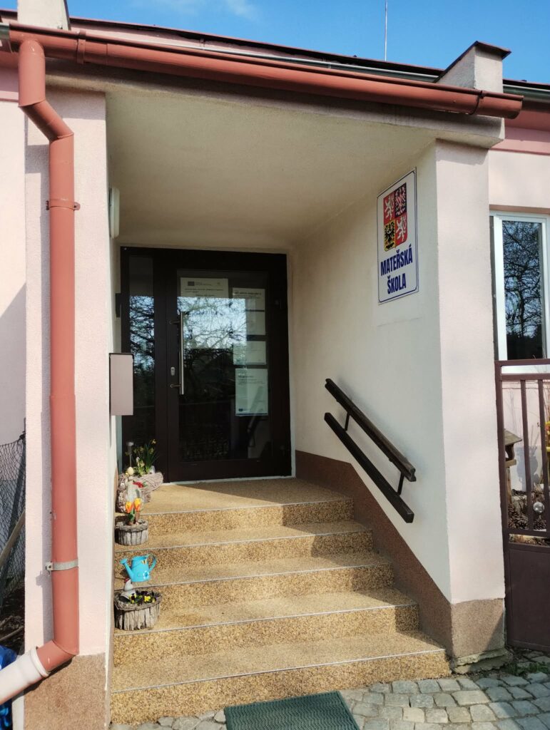 vchodové dveře školka